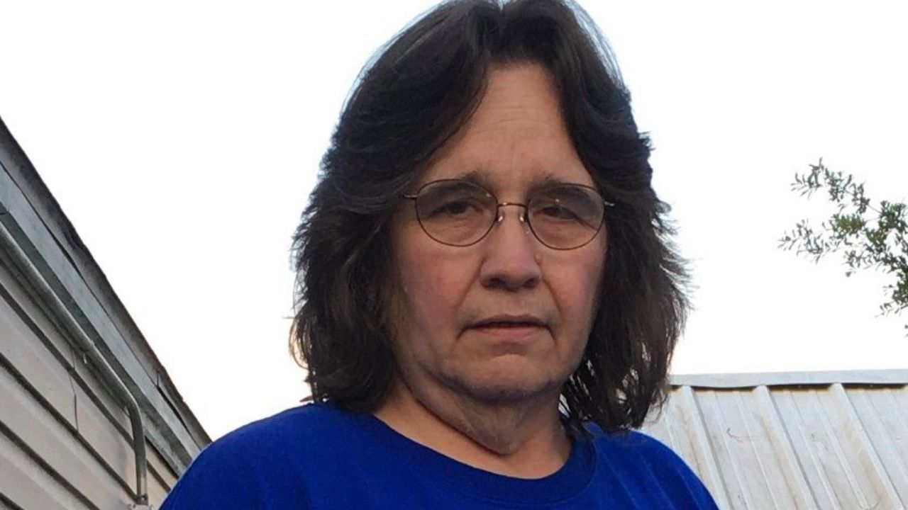 Dva mladíci zabíjejí 62letou řidičku a kradou vozidlo oběti před pronásledováním