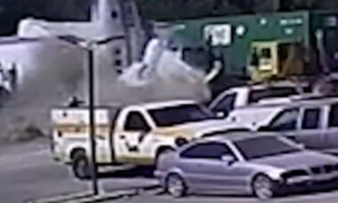 Vídeo assustador mostra avião de pequeno porte colidindo com caminhões nos EUA