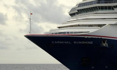 Carnival notifica casal de que eles não poderão embarcar em cruzeiro por terem menos de 21 anos