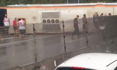 Ônibus com torcedores de time de futebol brasileiro capota em acidente deixando 46 vítimas