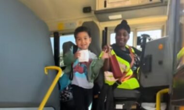 Motorista de ônibus viraliza após dar recompensa para menino de 4 anos por bom comportamento