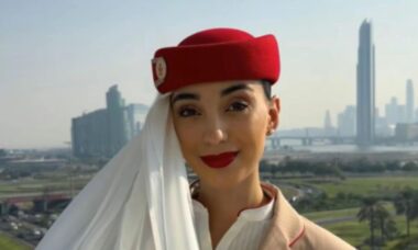 Comissária viraliza no TikTok após revelar o quanto ganha na Emirates