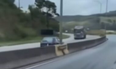 Idoso quase colide com caminhão após dirigir na contramão em vídeo desesperador