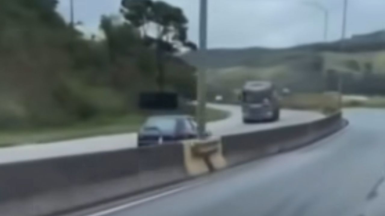 Starszy mężczyzna omal nie zderzył się z ciężarówką po tym, jak jechał pod prąd w przerażającym nagraniu