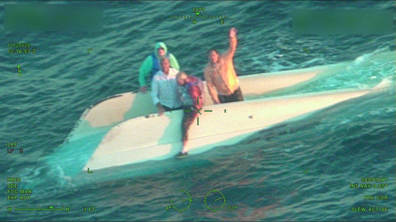 Família é resgatada depois de ficar 20 horas à deriva em barco virado na Flórida