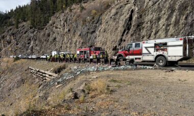 Caminhoneiro morre após ser lançado para fora de cabine após veículo despencar de passagem nas montanhas