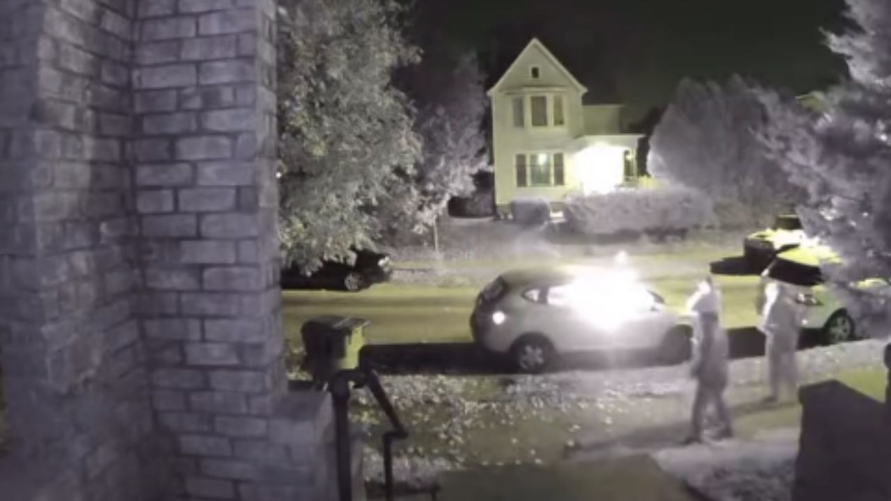 Adolescentes são flagrados incendiando carro em vídeo de câmera de segurança