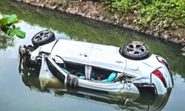 Três mulheres morrem em acidente após carro de luxo capotar em canal no Brasil