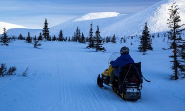 Três homens caíram em um lago congelado no Alasca enquanto andavam de motoneve e quadriciclo