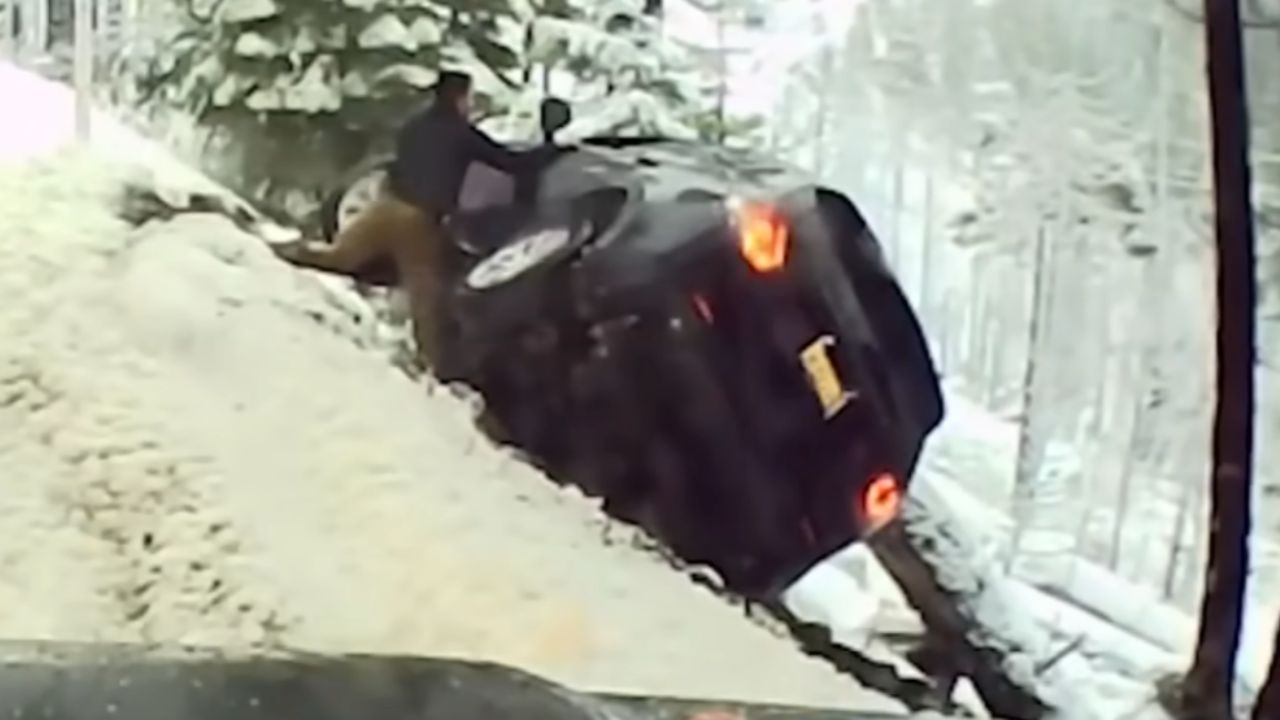 Sargento da Força Aérea dos EUA une forças com outros motoristas para resgatar casal preso em carro caído