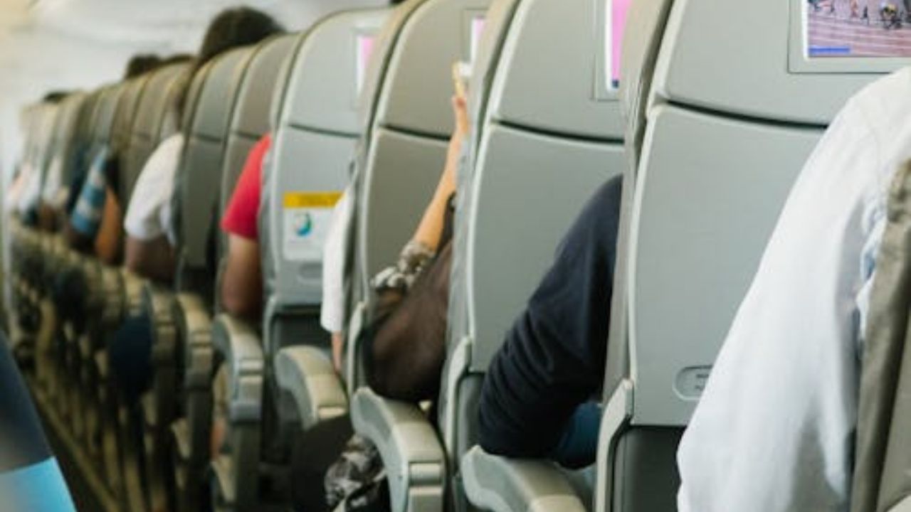 Especialista revela o que todos os passageiros deveriam fazer após um voo de avião