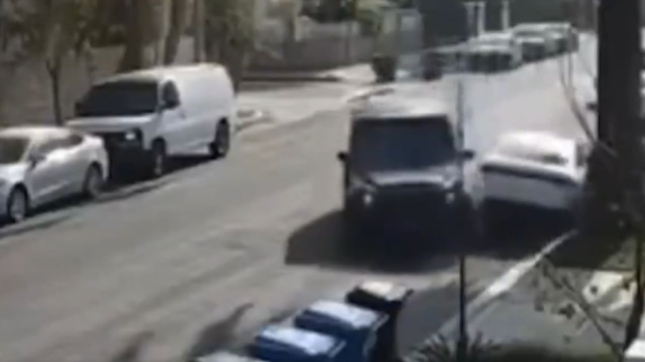 Mãe colide Mercedes contra carro de suspeitos para socorrer sua família desesperada