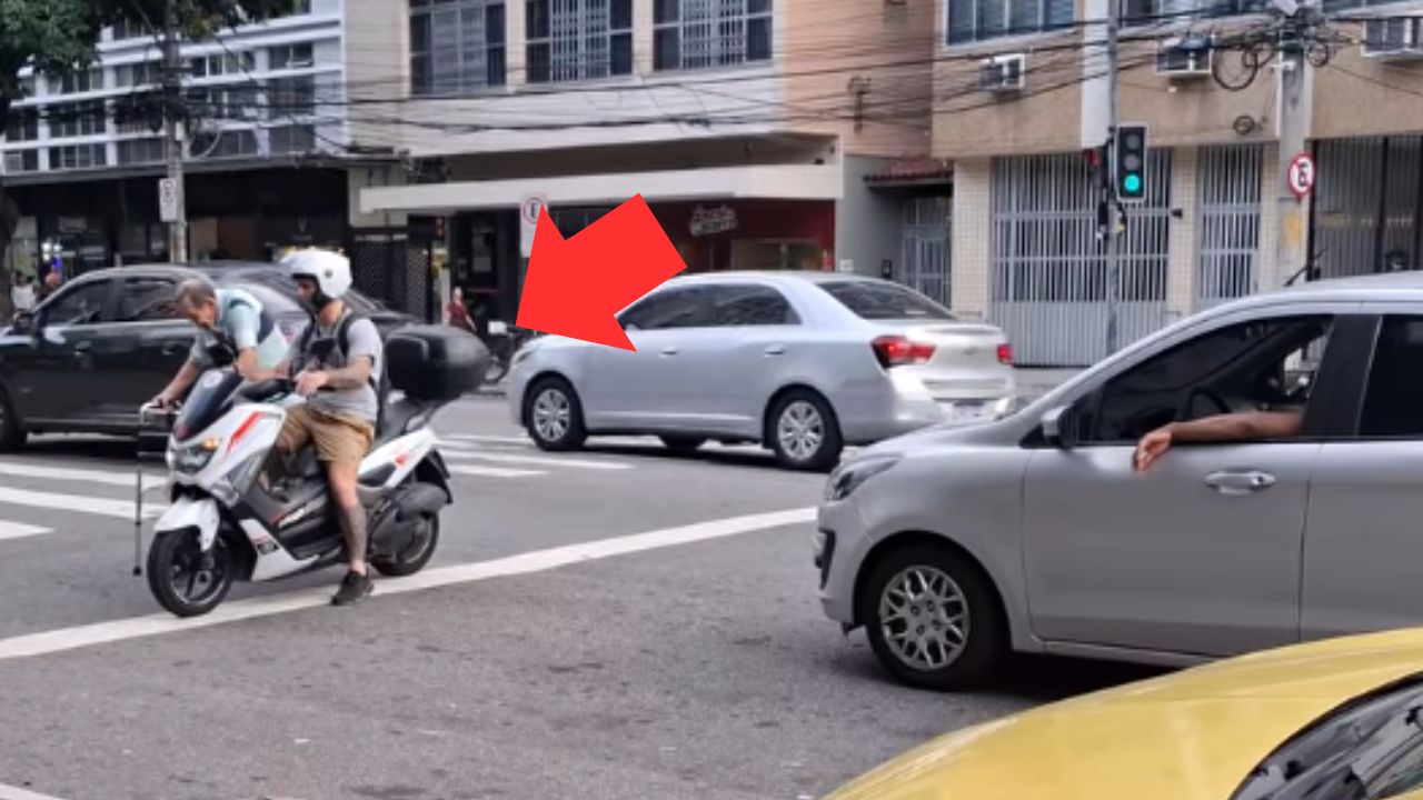 Lutador ajuda idoso a atravessar a rua usando sua motocicleta com apoio