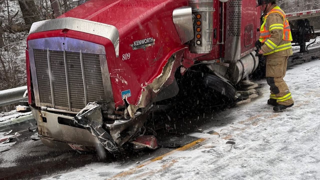Rodzina trzech osób przeżyła wypadek z udziałem ciężarówki na zaśnieżonej drodze